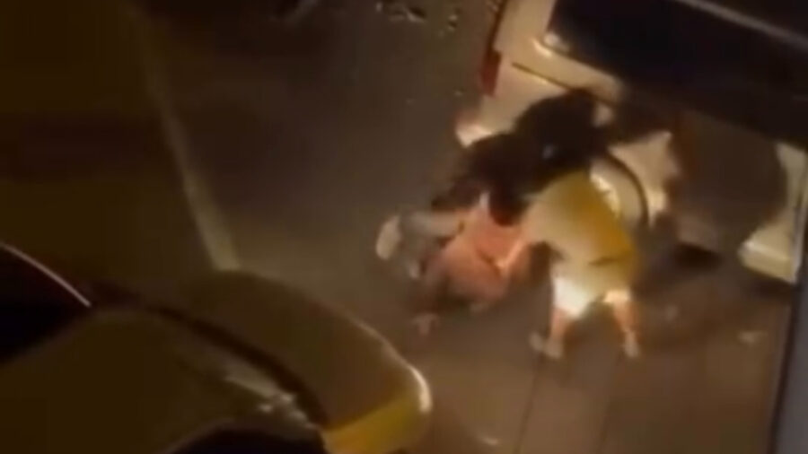 İstanbul’da yol verme tartışmasında çarptığı otomobil sürücüsü tarafından darbedildi