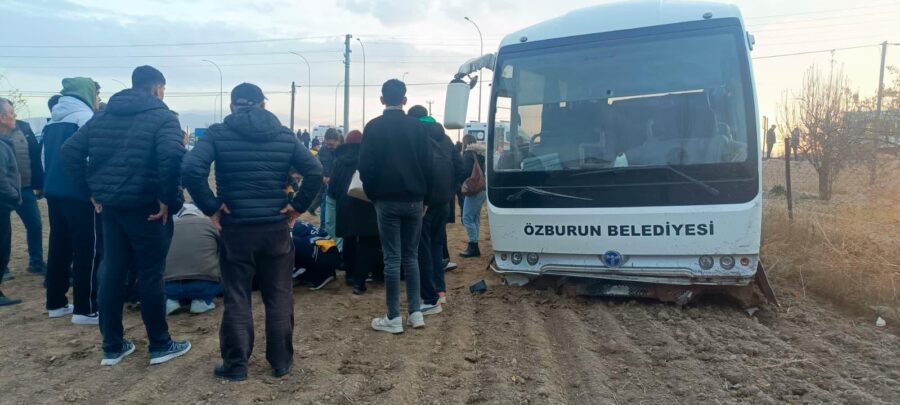 Afyonkarahisar’da öğrenci servis aracı ile kamyonet çarpıştı, 14 kişi yaralandı
