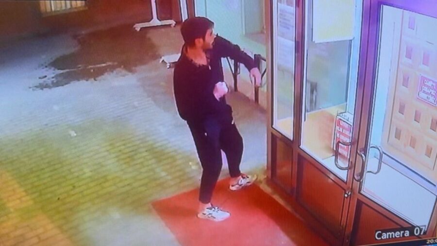 Eskişehir’de cami kapısını yumruklayan şahıs kamerada