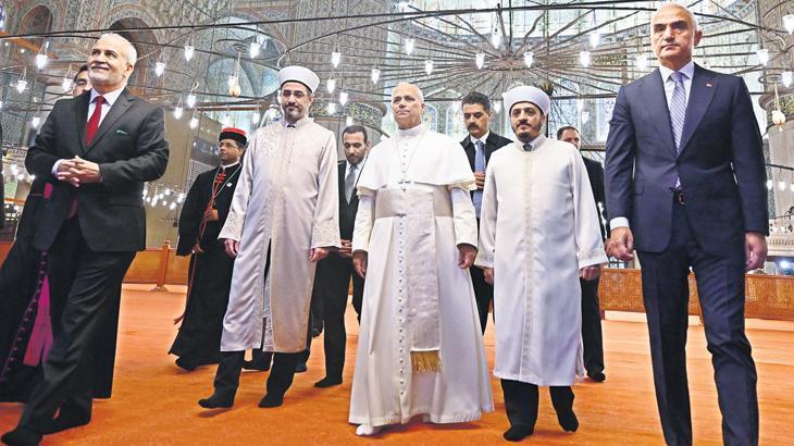 Papa, Sultanahmet Camii’ni ziyaret etti