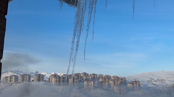 Kent adeta buzdan şehre dönüştü! Dev sarkıtların boyu 3 metreyi geçti