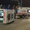 Otomobil ile çarpışan ambulans devrildi! 3 sağlık personeli yaralandı